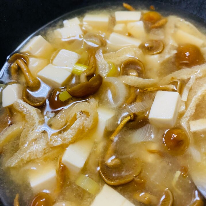 お豆腐となめこのお味噌汁